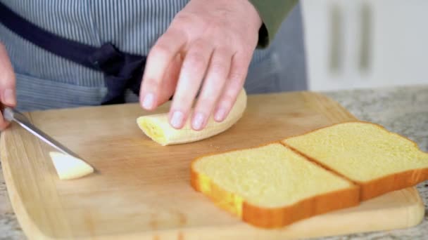 Uma Moderna Cozinha Branca Banana Com Manteiga Pão Brioche Estão — Vídeo de Stock