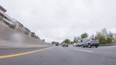 Los Angeles, California, ABD-4 Aralık 2022-POV yağmurlu bir kış günü, Los Angeles, Kaliforniya yakınlarındaki HWY 134 'te sürerken, yağmur damlalarıyla kaplı lensler aracılığıyla atmosferi yakalar ve benzersiz bir ekleme yapar.