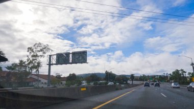 Los Angeles, California, ABD-4 Aralık 2022 HWY 101 'de Santa Barbara, California yakınlarında yol bulutlarla kaplanarak, hala kasvetli bir atmosfer yaratıyor.