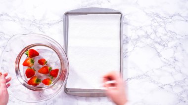 Düz yatıyordu. Sulu kırmızı çilekler, daha yeni yıkanmış, kabartma çarşafına serilmiştir, aşırı nemi emmek ve küfü önlemek için dikkatlice kağıt havlularla kaplanmıştır..