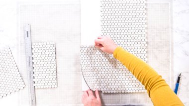 Düz yatıyordu. Kabuk soyma ve köpük tahtaya mozaik fayanslar yapıştırma sürecinde, yemek fotoğrafçılığı stüdyolarını estetik olarak geliştirmek için mükemmel..