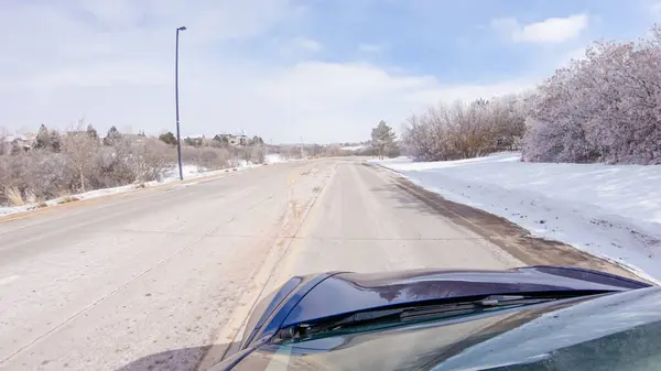 Atravesar Una Carretera Suburbana Recién Despejada Después Una Tormenta Invierno —  Fotos de Stock