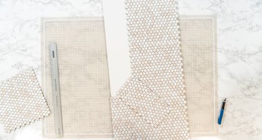 Kabuk soyma ve köpük tahtaya mozaik fayanslar yapıştırma sürecinde, yemek fotoğrafçılığı stüdyolarını estetik olarak geliştirmek için mükemmel..