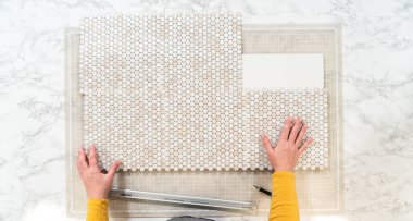 Kabuk soyma ve köpük tahtaya mozaik fayanslar yapıştırma sürecinde, yemek fotoğrafçılığı stüdyolarını estetik olarak geliştirmek için mükemmel..