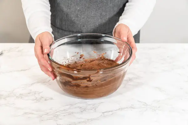 Glasyren Piskas Till Perfektion Innan Den Rörs Läckra Chokladmuffins — Stockfoto