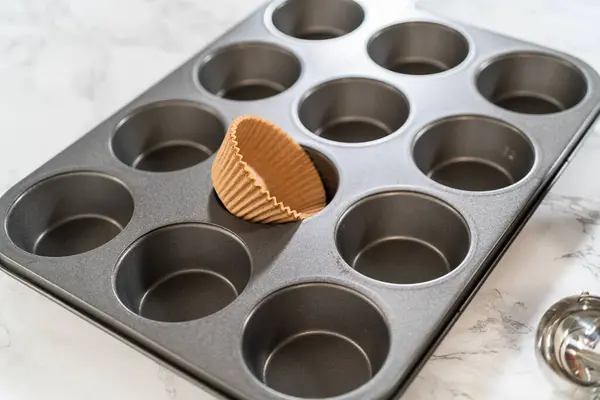 Maak Klaar Heerlijke Chocoladecupcakes Bakken Vullen Zorgvuldig Cupcake Pan Met — Stockfoto