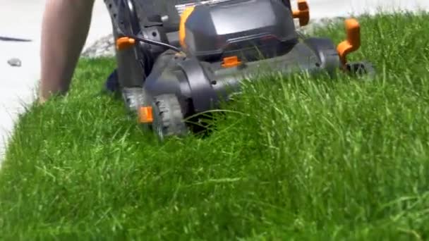 Einem Wohnhaus Stadtrand Wird Ein Saftig Grüner Rasen Mit Einem — Stockvideo
