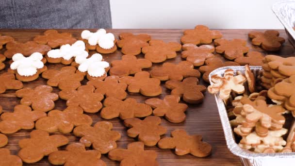 クリスマスの贈り物のための素朴な木のテーブルに提示された卵巣バタークリームでジンジャーブレッドクッキーサンドイッチを作成 — ストック動画