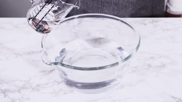 Glas Mätkoppar Fyllda Med Vatten Uppradade Och Redo Att Användas — Stockvideo