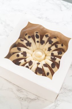 Yeni pişmiş balkabağı kekini hediye olarak beyaz bir karton kutuya koydum..