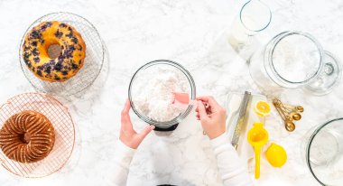 Düz yatıyordu. Zengin, pürüzsüz bir krem peynirli krema hazırlamak için el çırpma makinesi kullanarak malzemeleri ustalıkla birleştirirsin ki bu da kekin süslemesi için mükemmeldir..