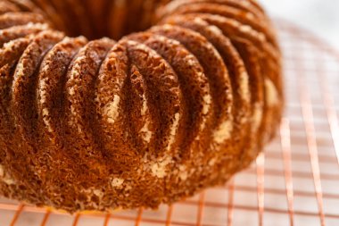 Yeni pişmiş kekin kalıbından ustalıkla çıkarılması pişirme sürecinin heyecan verici sonucuna işaret ediyor..