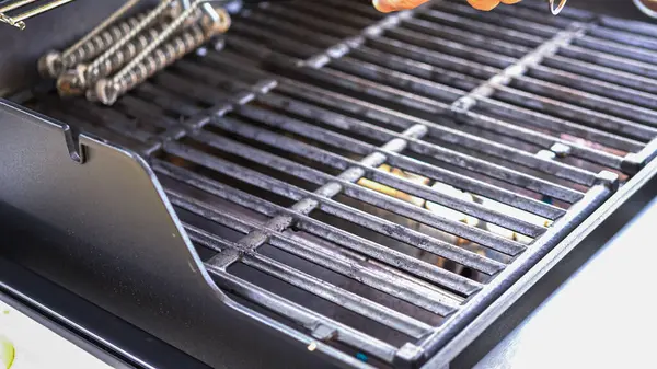 Outdoor Setting Two Burner Gas Grill Receiving Careful Attention Cooking — Stock Photo, Image