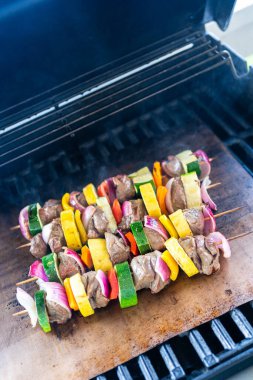 Şiş biftek ve taze sebzeler ızgaranın üzerinde ızgara gibi pişiyor..