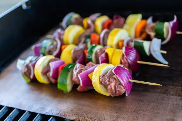 Skewered Beef Fresh Veggies Sizzle Copper Grill Mat Gas Outdoor — Stock Photo, Image