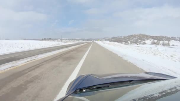 Навигация Фронтальной Дороге После Зимнего Шторма Предлагает Безмятежный Драйв Окружающий — стоковое видео
