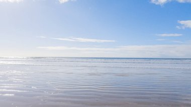 Pismo Sahili, kış günlerinde oldukça boş. Geniş kumlu sahili ve dalgaların rahatlatıcı sesleriyle huzurlu ve huzurlu bir atmosfer sunuyor..