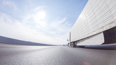 HWY 15, California, ABD-3 Aralık 2022 Nevada 'dan Kaliforniya' ya bir yolculuğa çıkan, gün içinde 15. otoyolda araba kullanan eyaletler arasında manzaralı manzaralar ve heyecan verici bir yolculuk sunuyor..