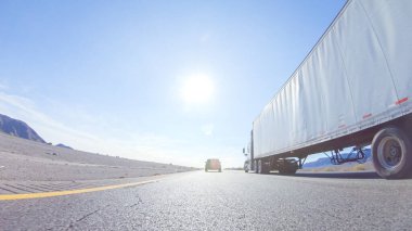 HWY 15, California, ABD-3 Aralık 2022 Nevada 'dan Kaliforniya' ya bir yolculuğa çıkan, gün içinde 15. otoyolda araba kullanan eyaletler arasında manzaralı manzaralar ve heyecan verici bir yolculuk sunuyor..