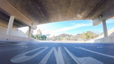 Primm, Nevada, ABD-3 Aralık 2022 - Gündüz, Primm caddelerinde, canlı kumarhanelerin yakınında, bu hareketli eğlence merkezinin heyecan verici atmosferine bir göz atıyor.