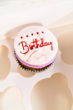 Doğum günü pastaları, güzelce süslenmiş, beyaz karton kutulara konuyor, büyük sunumları için..