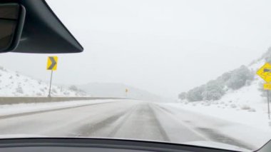 POV-Elektrikli araç Batı Colorado 'daki bir kış fırtınası sırasında I-70 otoyolunda ustaca yol alırken yakalandı..