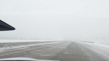POV-Elektrikli araç Batı Colorado 'daki bir kış fırtınası sırasında I-70 otoyolunda ustaca yol alırken yakalandı..