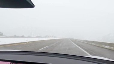 POV-Elektrikli araç Batı Colorado 'daki bir kış fırtınası sırasında I-70 otoyolunda ustaca yol alırken yakalandı..