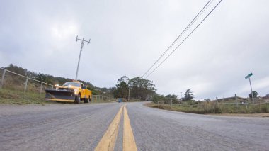 Santa Maria, California, ABD-6 Aralık 2022-Araç bulutlu bir kış gününde Morro Bay, Kaliforniya sokaklarında dolaşır. Hava karamsar ve sakin bulutlu bir gökyüzü gibi