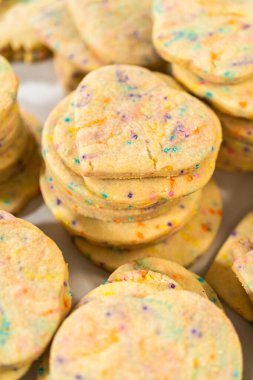 Büyük miktarda şekerli kurabiye düzgünce pişirme tepsisine istiflenmiş, paketlerinin kırsal kahverengi karton kutulara konmasını bekliyor..