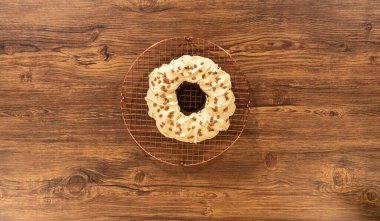 Düz yatıyordu. Zencefilli kek bol bol tuzlu karamel şekerli ve üzerine zencefilli çörek serpiştirilmiş..