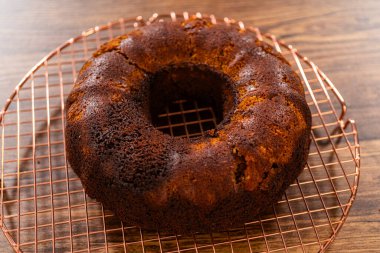 Zencefilli kek, tatlı karamel şekerlemesini beklerken tel askıda zarif bir şekilde soğur..