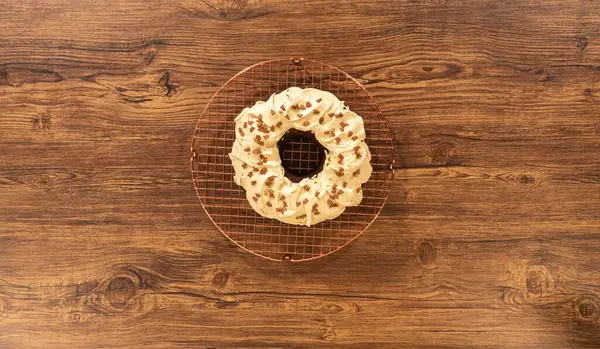 Leżeć Płasko Ciasto Piernikowe Jest Obficie Mrożone Solonym Karmelowym Lukrem — Zdjęcie stockowe