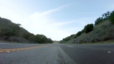 Los Angeles, California, ABD-4 Aralık 2022-POV-Basking güneşli bir kış gününün güzelliği altında, Las Cruces, Kaliforniya yakınlarındaki HWY 1 'de sürüş harika manzaralar sunuyor.