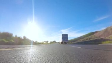 Los Angeles, California, ABD-4 Aralık 2022-POV-Basking güneşli bir kış gününün güzelliği altında, Las Cruces, Kaliforniya yakınlarındaki HWY 1 'de sürüş harika manzaralar sunuyor.