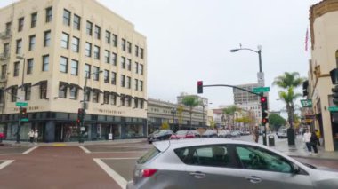 Pasadena, California, ABD-4 Aralık 2022 - Kasvetli bir kış gününde Pasadenas şehir merkezinde tarihi, ağaçlarla kaplı sokaklar sakin ve kasvetli bir atmosferle kaplanır.