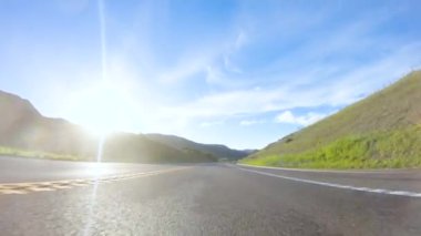 Los Angeles, California, ABD-4 Aralık 2022-POV-Basking güneşli bir kış gününün güzelliği altında, Las Cruces, Kaliforniya yakınlarındaki HWY 1 'de sürüş harika manzaralar sunuyor.