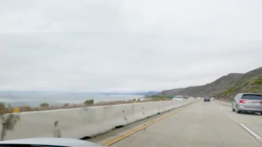 Los Angeles, California, ABD-4 Aralık 2022-POV Yolu 101. Rincon Sahili yakınlarında kasvetli, bulutlu bir kış günü.