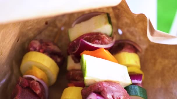 Żywe Szaszłyki Grillowanych Warzyw Delikatne Mięso Lśnią Macie Grillowym Doskonale — Wideo stockowe