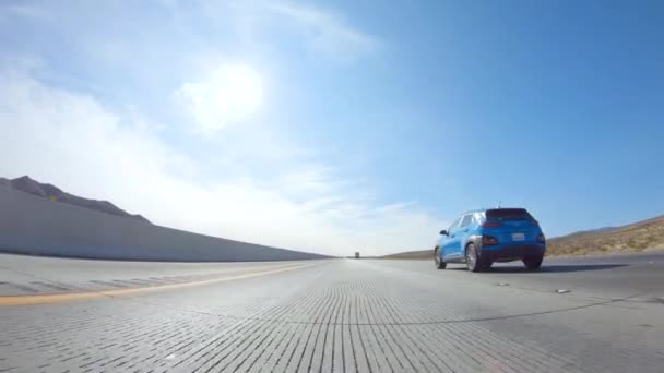カリフォルニア州Hwy 米国12月3日 2022年 カリフォルニア州ネバダ州からカリフォルニア州へのロードトリップで ハイウェイ15を運転しながら 風光明媚な景色と州間のエキサイティングな旅を提供しています — ストック動画