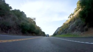 Los Angeles, California, ABD-4 Aralık 2022-POV-Basking güneşli bir kış gününün güzelliği altında, Las Cruces, Kaliforniya yakınlarındaki HWY 1 'de sürüş harika manzaralar sunuyor.