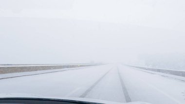 POV-Elektrikli araç Batı Colorado 'daki bir kış fırtınası sırasında I-70 otoyolunda ustaca yol alırken yakalandı..