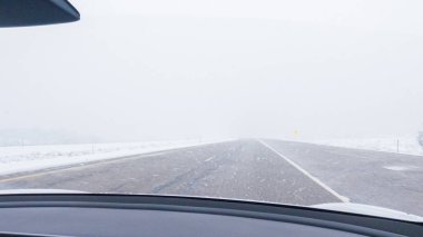 POV-Elektrikli araç Batı Colorado 'daki bir kış fırtınası sırasında I-70 otoyolunda ustaca yol alırken yakalandı..