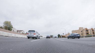 Los Angeles, California, ABD-4 Aralık 2022-POV yağmurlu bir kış gününde, Los Angeles, Kaliforniya yakınlarındaki HWY 134 'te sürmek, dengesiz ve atmosferik bir deneyim sunuyor..