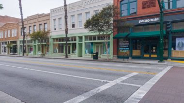 Pasadena, California, ABD-4 Aralık 2022 - Kasvetli bir kış gününde Pasadenas şehir merkezinde tarihi, ağaçlarla kaplı sokaklar sakin ve kasvetli bir atmosferle kaplanır.