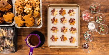 Yıldız şeklinde kurabiyeler hazırlıyorum, çikolataya yarı daldırılmış, bayram için naneli çikolata parçacıkları ile aksanlı..