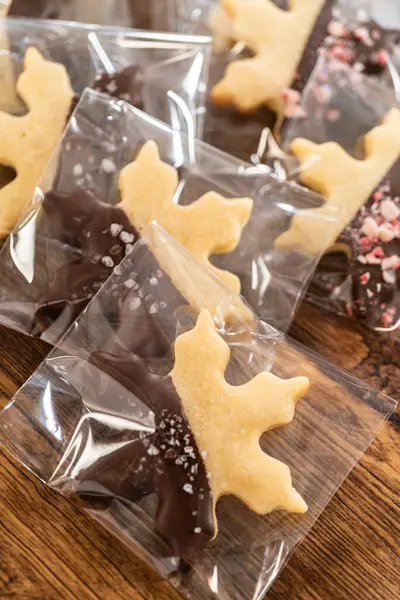 Imballaggio Accurato Dei Biscotti Natalizi Ritagliati Metà Immersi Nel Cioccolato — Foto Stock
