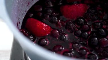 Donmuş böğürtlenlerin karışımını yapışmaz bir tencerede hazırlıyorum..