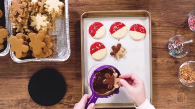 Düz yatıyordu. Yıldız şeklinde kurabiyeler hazırlıyorum, çikolataya yarı daldırılmış, bayram için naneli çikolata parçacıkları ile aksanlı..