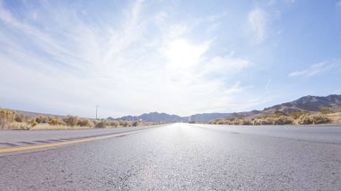 Nevada 'dan Kaliforniya' ya bir yolculuğa çıkmak, 15. Otoyol 'da sürmek, manzaralı manzaralar ve eyaletler arasında heyecanlı bir yolculuk sunuyor..